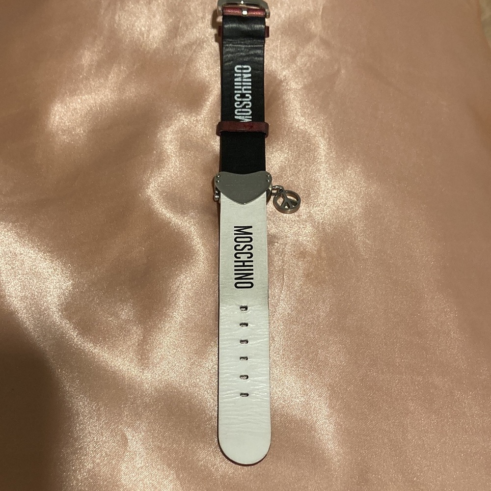 MOSCHINO heart-shaped watch with peace sign charm and red shiny strap - Picture 6 of 12